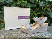 Afbeelding in Gallery-weergave laden, Nieuwe sandalen/plateauzolen van Clarks maat 40 (6,5)